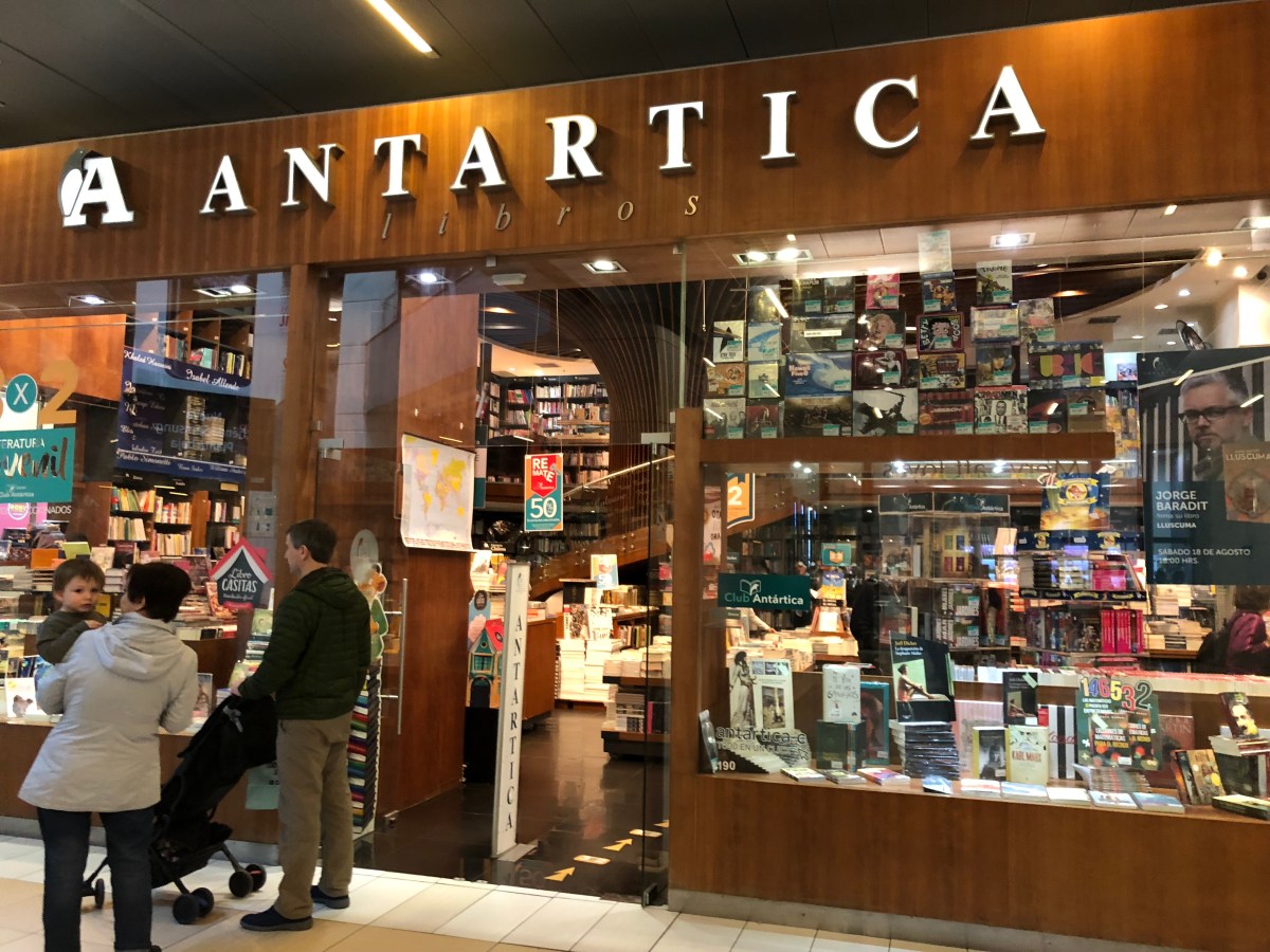 Recorriendo la librería Antártica en&nbsp;Santiago